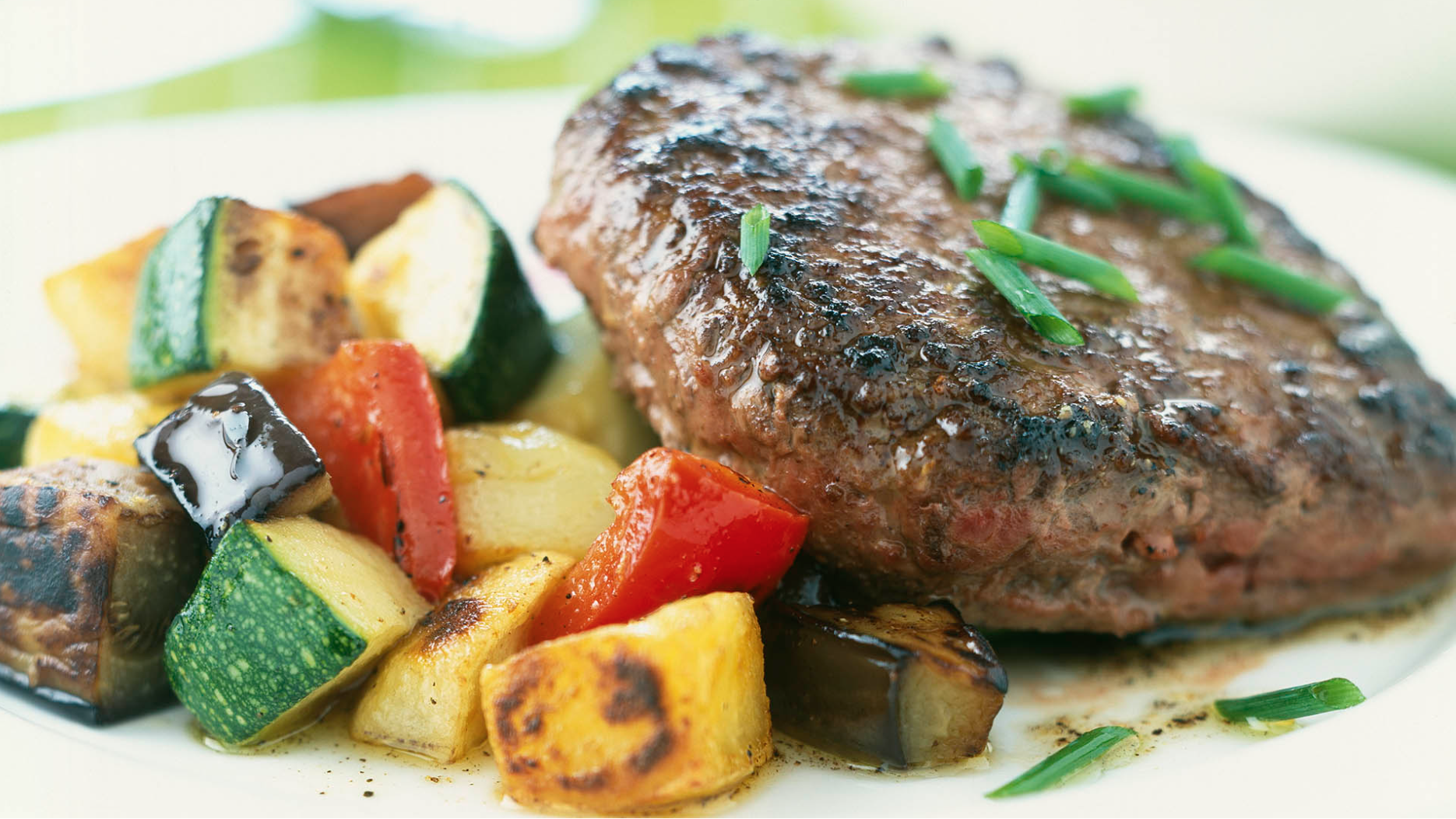 hamburguesas rústica con verduras a la parrilla y Cous Cous vegetal Kerryann's Turkish